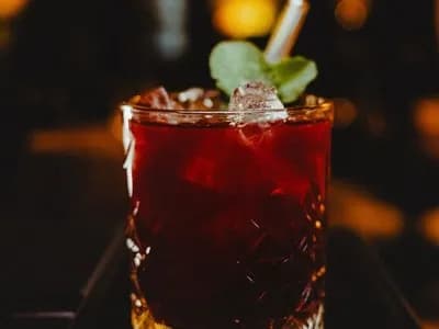 Cocktail Violette in der Atlas Bar Koblenz